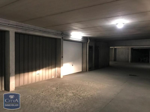 Parking à  Chambéry (73000),  pièces