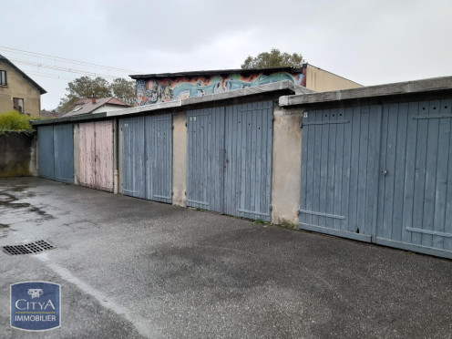 Parking à  Chambéry (73000),  pièces