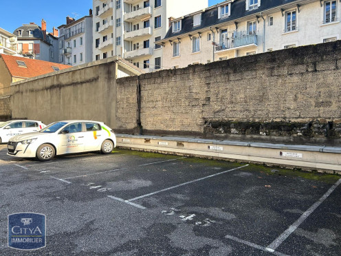Parking à  Chambéry (73000),  pièces