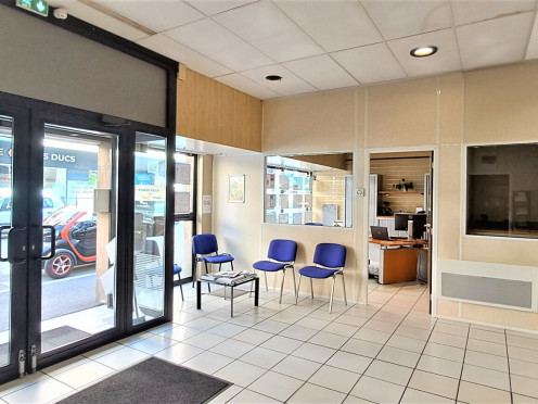 Local commercial à  Chambéry (73000), 20 pièces