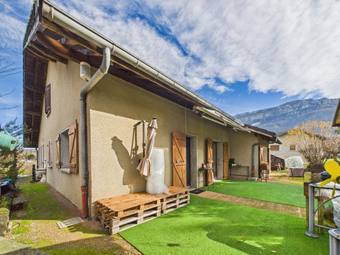 Maison à  Mouxy (73100), 7 pièces