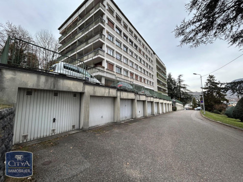 Parking à  Chambéry (73000),  pièces