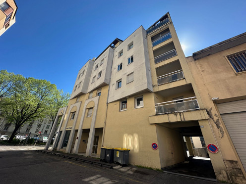 Parking à  Chambéry (73000),  pièces