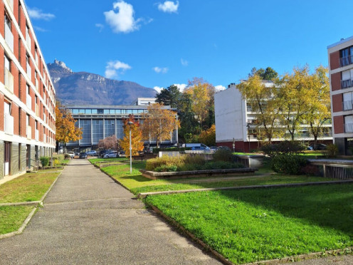 Parking à  Chambéry (73000),  pièces