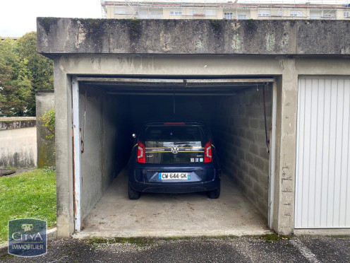 Parking à  Chambéry (73000),  pièces