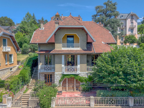 Villa à  Aix-les-Bains (73100), 8 pièces