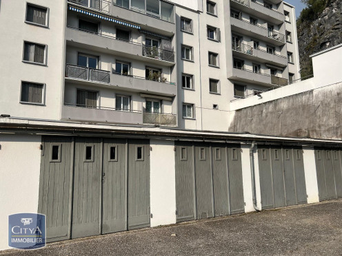 Parking à  Chambéry (73000),  pièces
