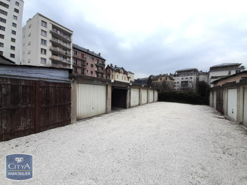 Parking à  Chambéry (73000),  pièces