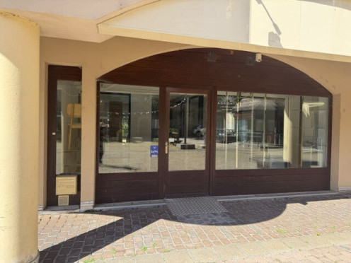 Local commercial à  Saint-Pierre-d'Albigny (73250),  pièces
