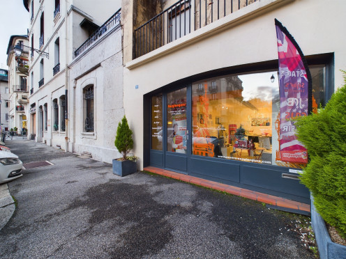 Local commercial à  Chambéry (73000),  pièces